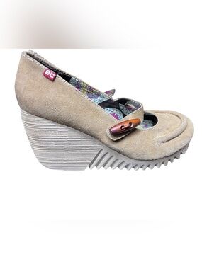 BC Footwear Womens tan Suede Straps Gum Sole Mary Jane Size 8.5 Wedge Sandals